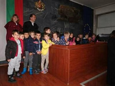 Гражданско образование- посещение в районно полицейско управление, районен съд и исторически музей . - ДГ №1 - Димитровград
