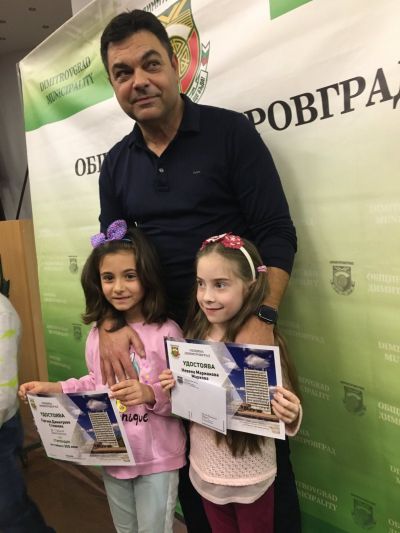 Отличиха децата ни- Невена Маркова и Гергана Стоянова с общинска стипендия - ДГ №1 - Димитровград