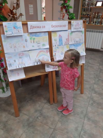 ДГ №1 " Звънче"- Европейска седмица на мобилността 3  Ден-  изложба от рисунки на тема " Нашата улица" - ДГ №1 - Димитровград